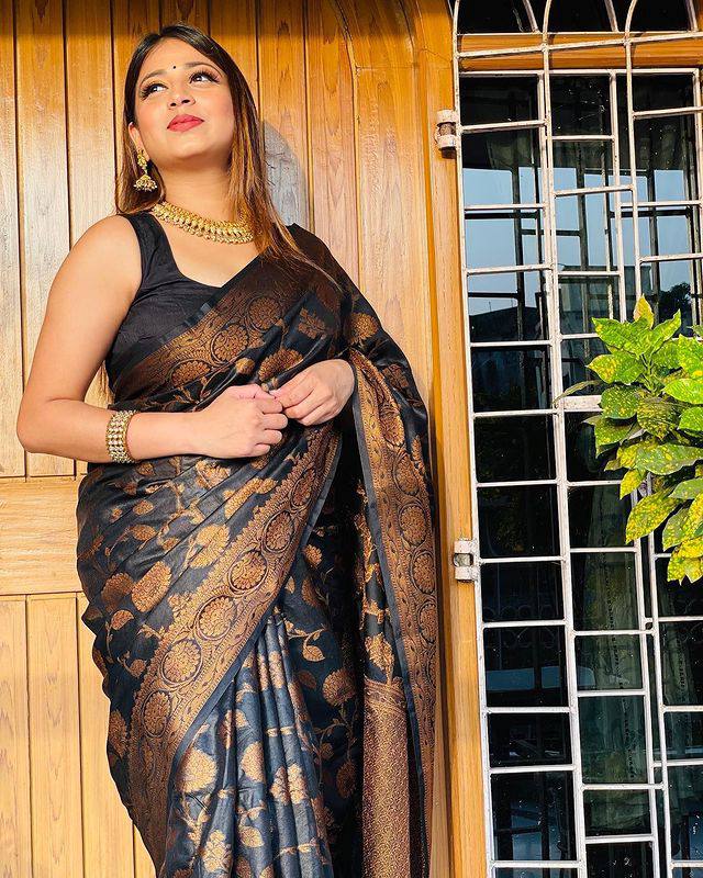 Glowing Black Soft Banarasi Silk Saree With Lovely Blouse Piece