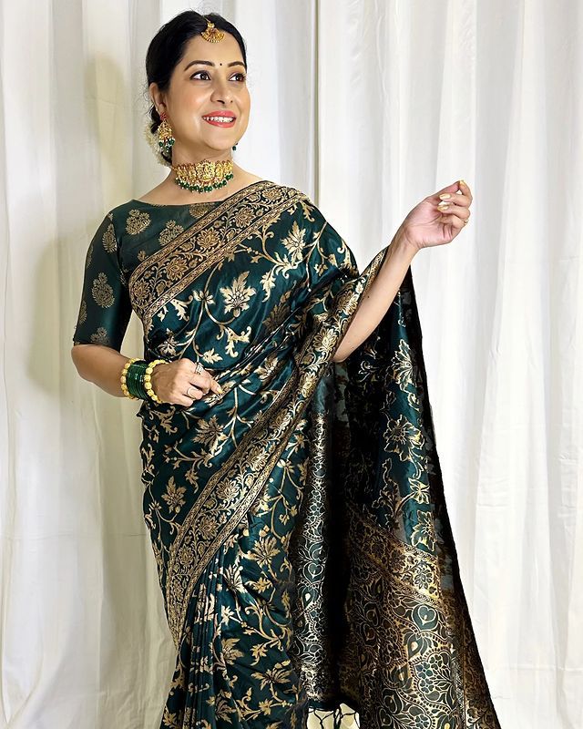 Majesty Dark Green Soft Banarasi Silk Saree With Blooming Blouse Piece