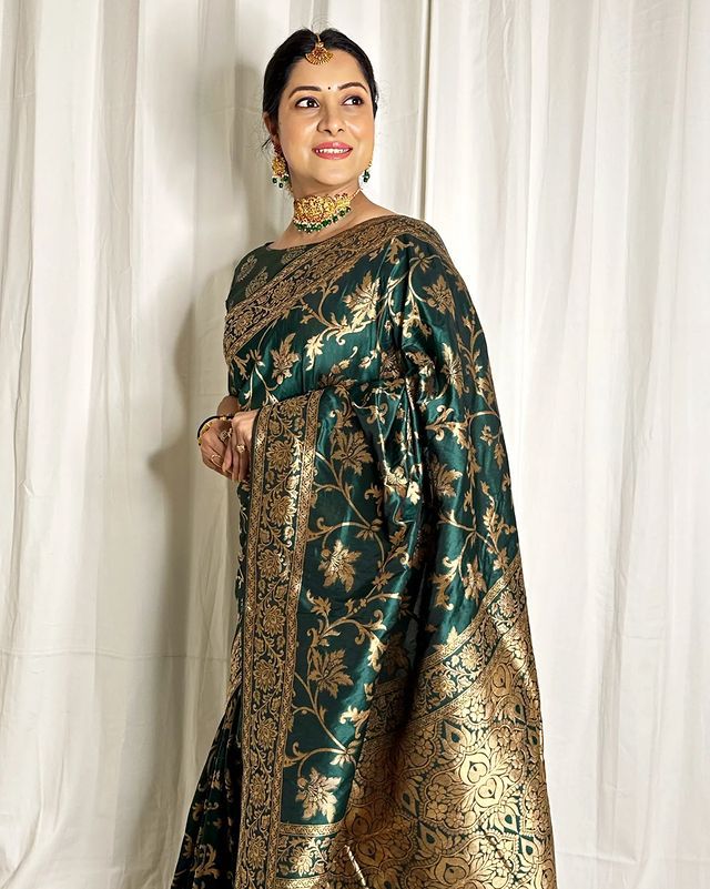 Majesty Dark Green Soft Banarasi Silk Saree With Blooming Blouse Piece