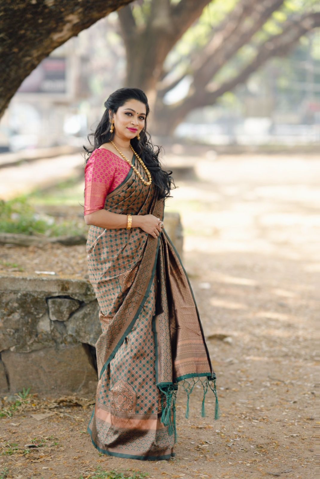 Denouement Dark Green Soft Silk Saree With Angelic Blouse Piece