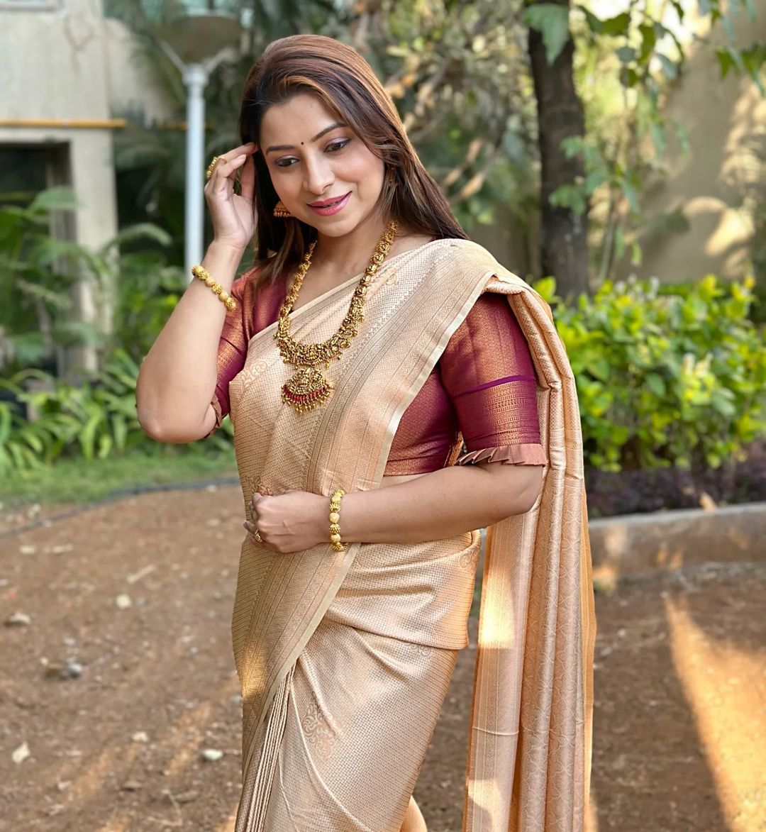 Dulcet Cream Soft Silk Saree With Lissome Blouse Piece