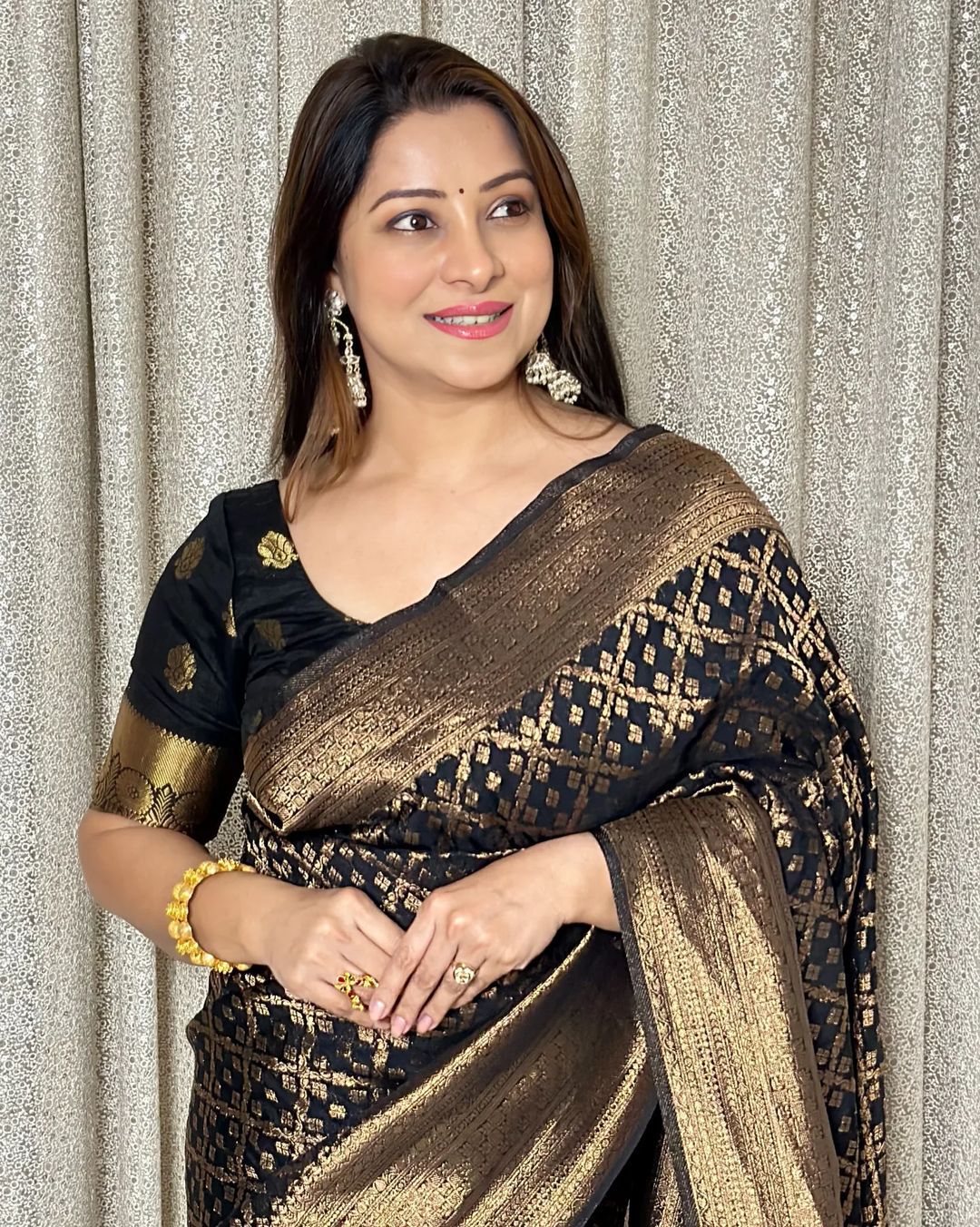 Enigmatic Black Soft Banarasi Silk Saree With Appealing Blouse Piece