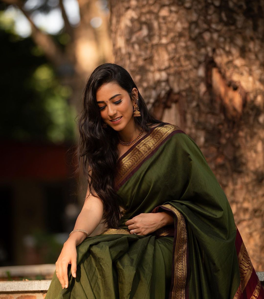 Adorning Green Soft Banarasi Silk Saree With Confounding Blouse Piece