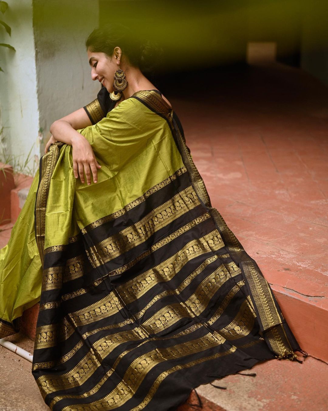 Hypnotic Mehndi Soft Banarasi Silk Saree With Twirling Blouse Piece