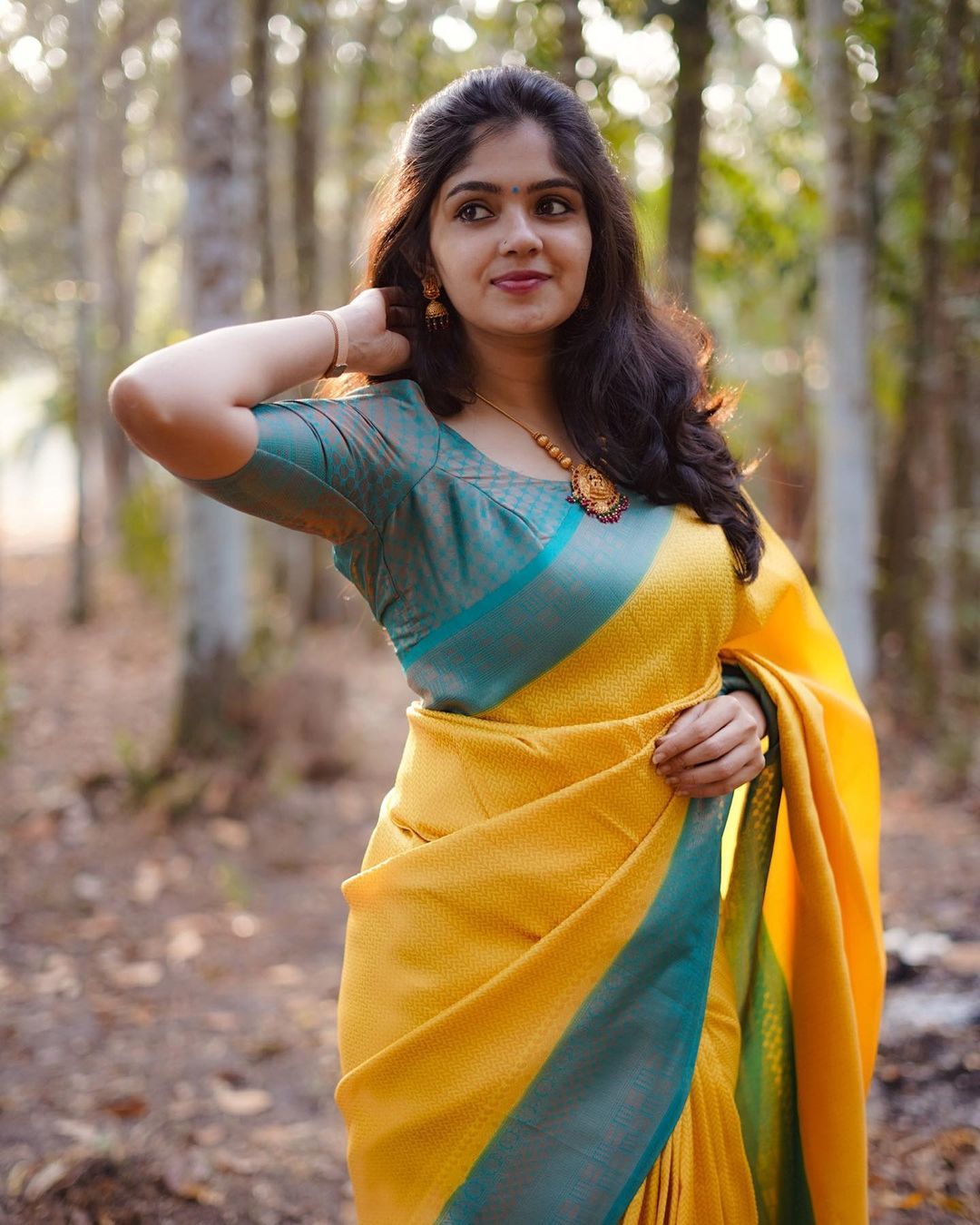 Fantabulous Yellow Soft Silk Saree With Blooming Blouse Piece