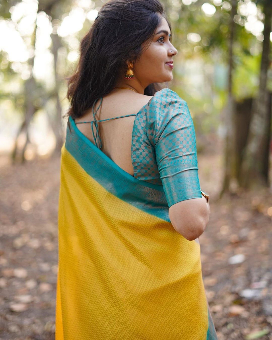 Fantabulous Yellow Soft Silk Saree With Blooming Blouse Piece