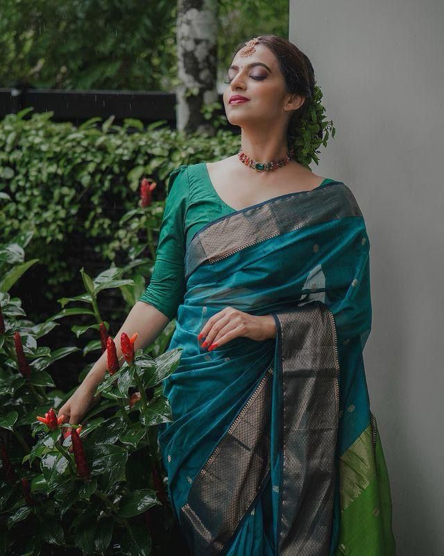 Supernal Rama Soft Silk Saree With Alluring Blouse Piece