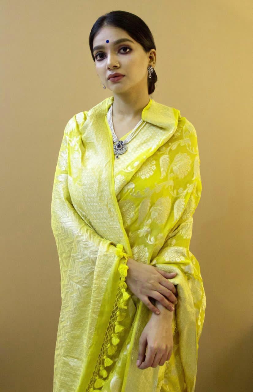 Enamoring Yellow Soft Silk Saree With Bewitching Blouse Piece