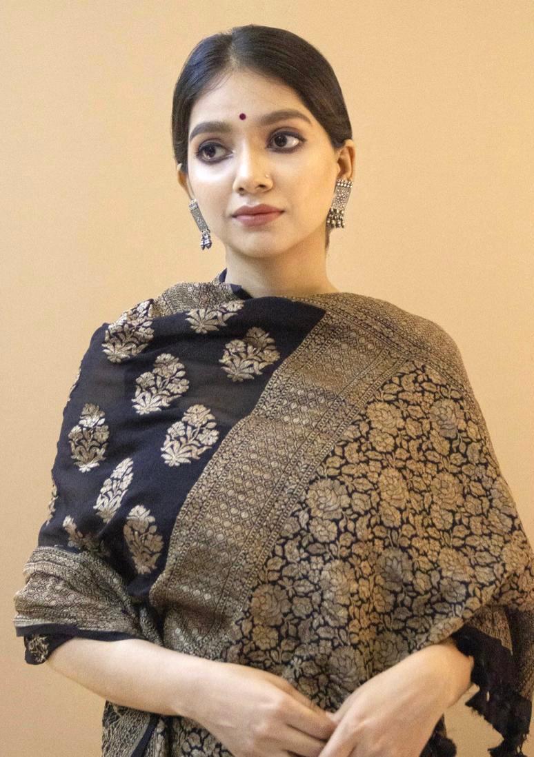 Profuse Black Soft Silk Saree With Devastating Blouse Piece