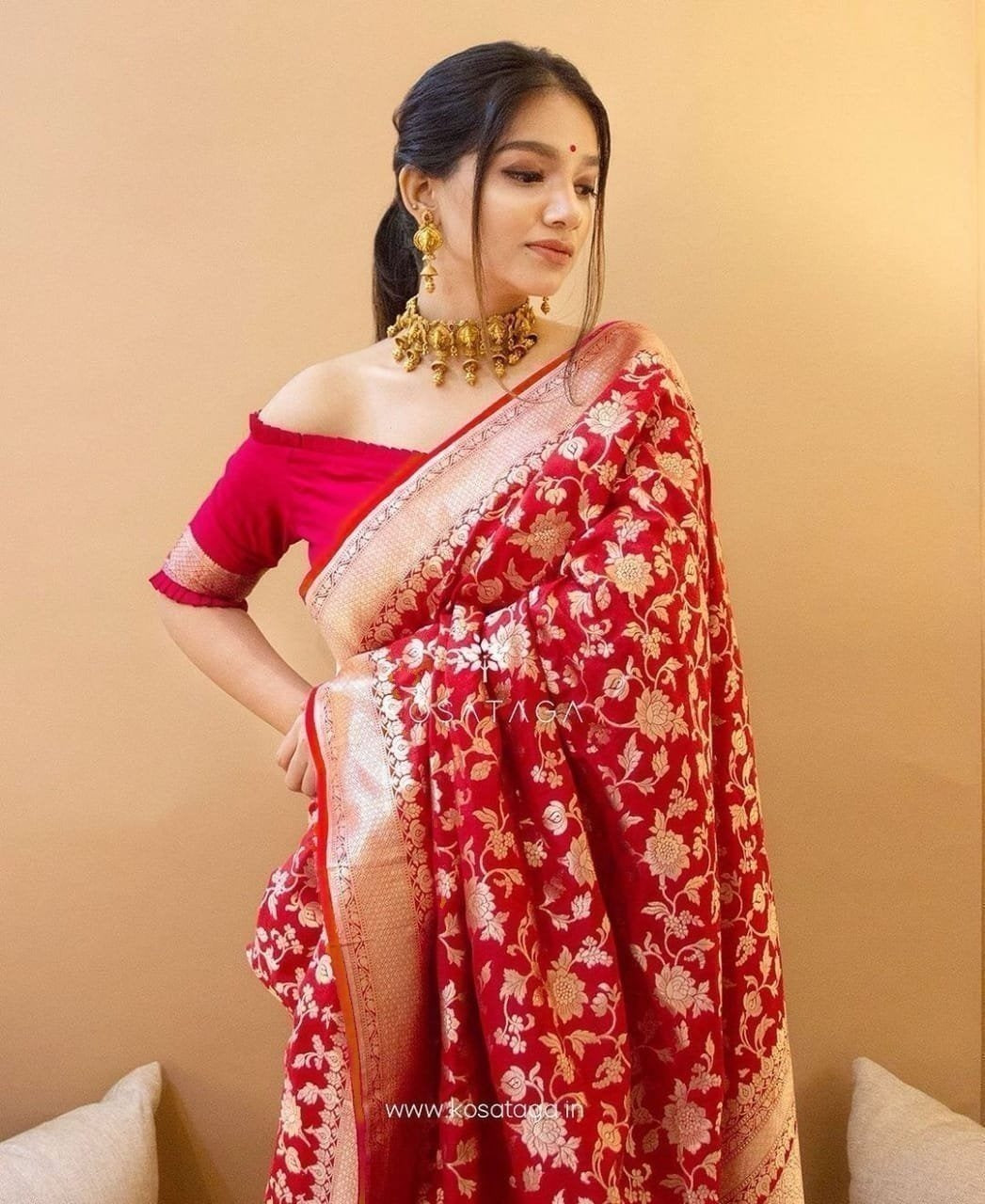 Innovative Red Soft Banarasi Silk Saree With Surpassing Blouse Piece