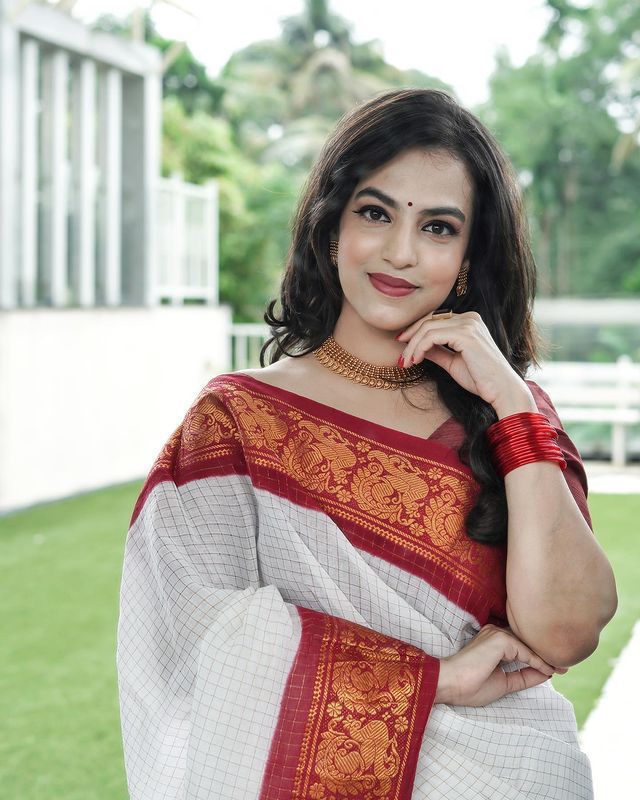 Trendy Off White Soft Banarasi Silk Saree With Demure Blouse Piece