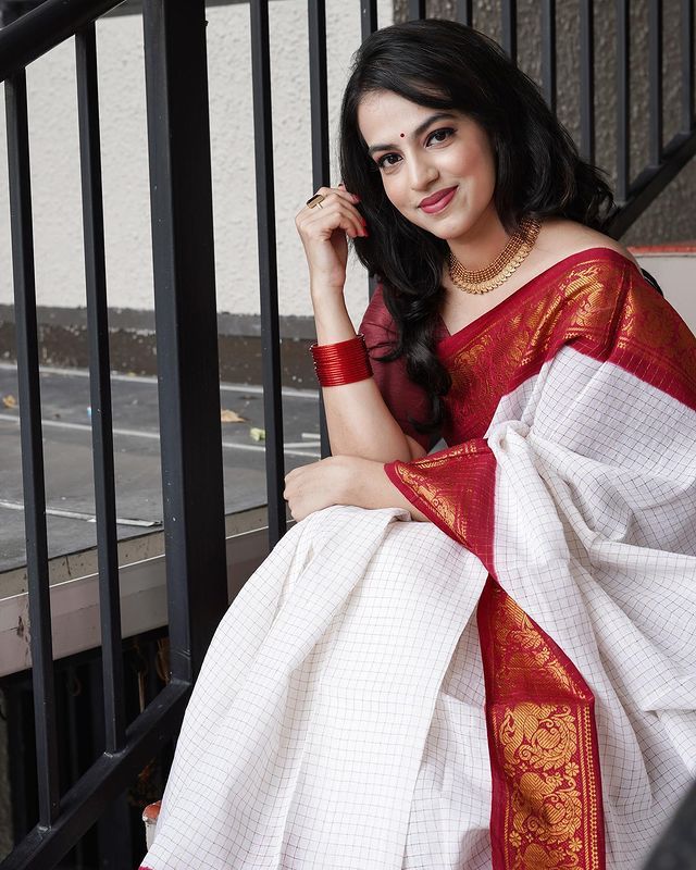 Trendy Off White Soft Banarasi Silk Saree With Demure Blouse Piece