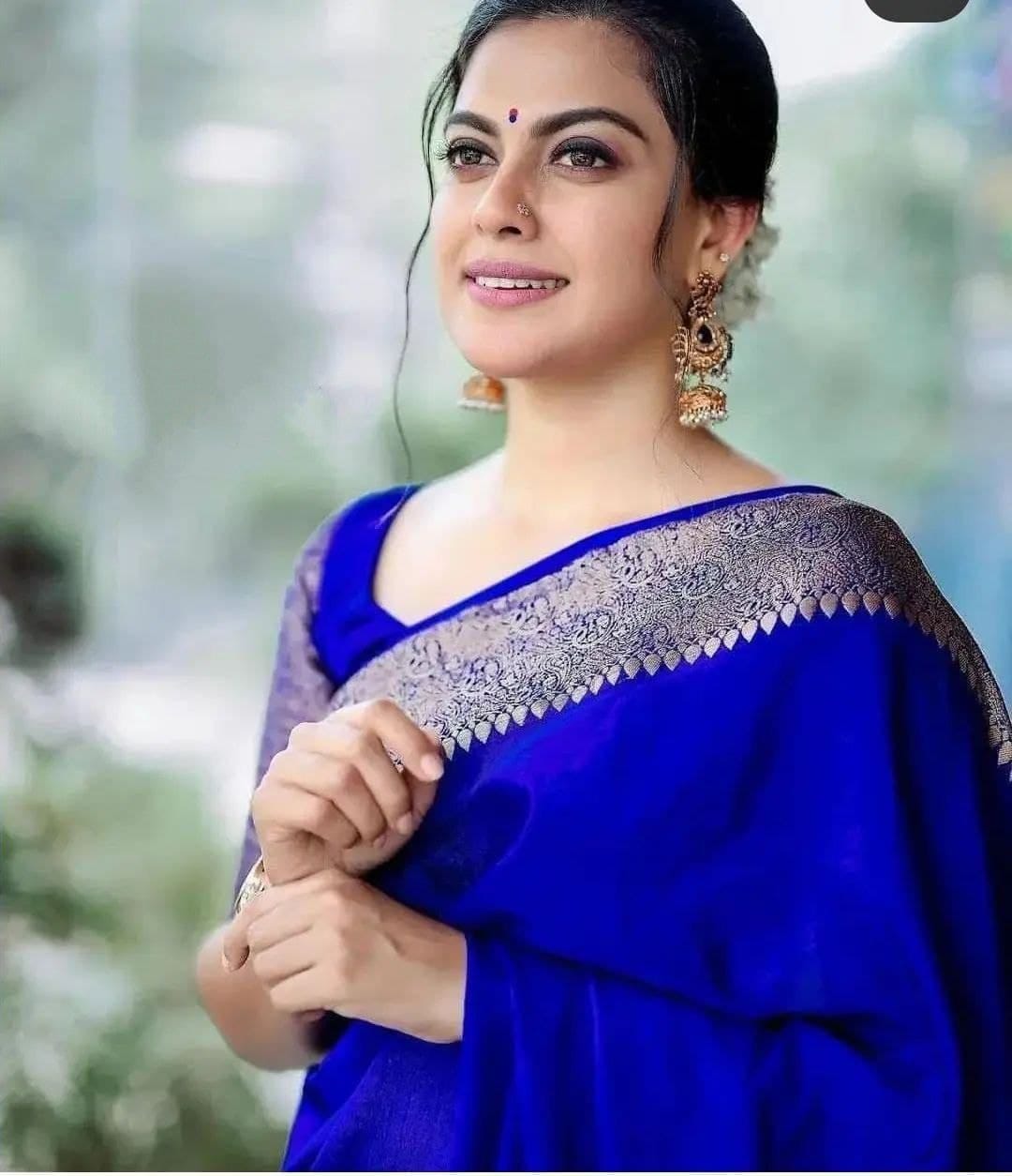 Snazzy Royal Blue Soft Silk Saree With Susurrous Blouse Piece