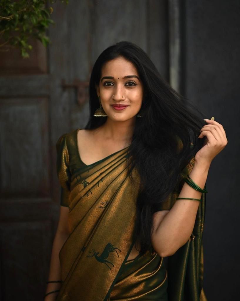 Jazzy Dark Green Soft Silk Saree With Luxuriant Blouse Piece