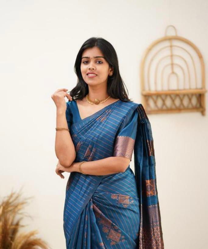 Dazzling Rama Soft Silk Saree With An Blouse Piece