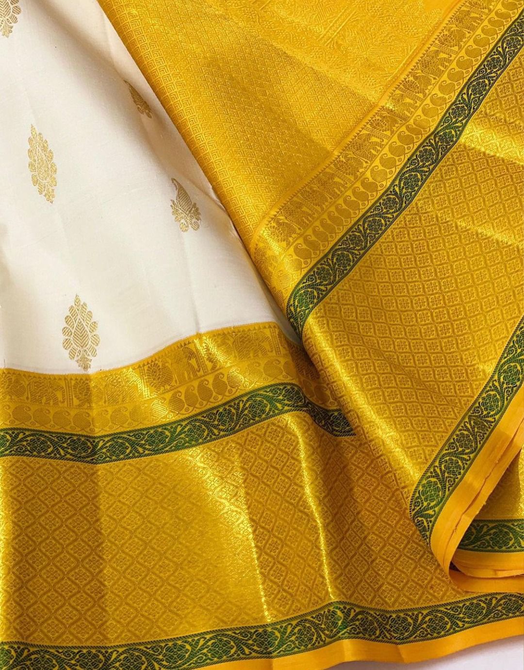 Exuberant Off White Soft Silk Saree With Most Blouse Piece