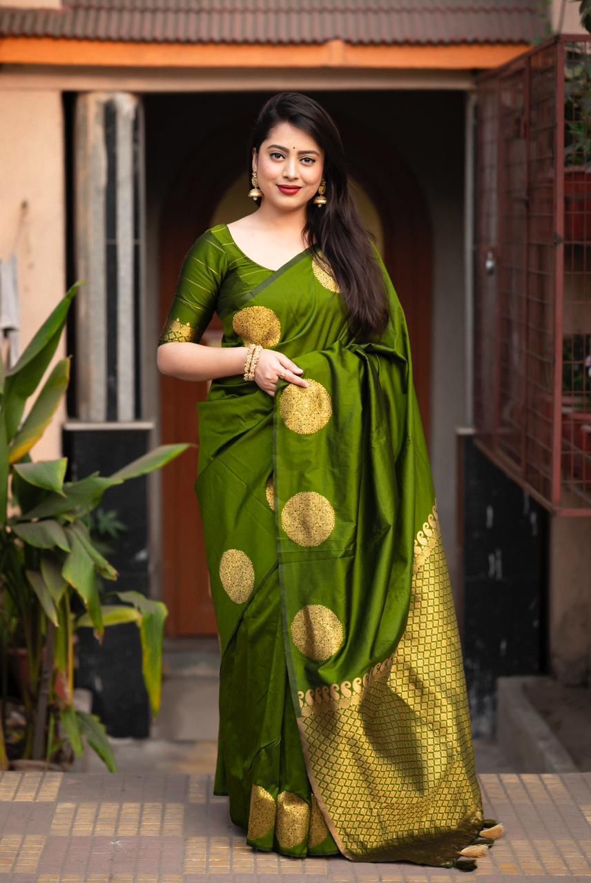 Demanding Green Soft Silk Saree With Moiety Blouse Piece