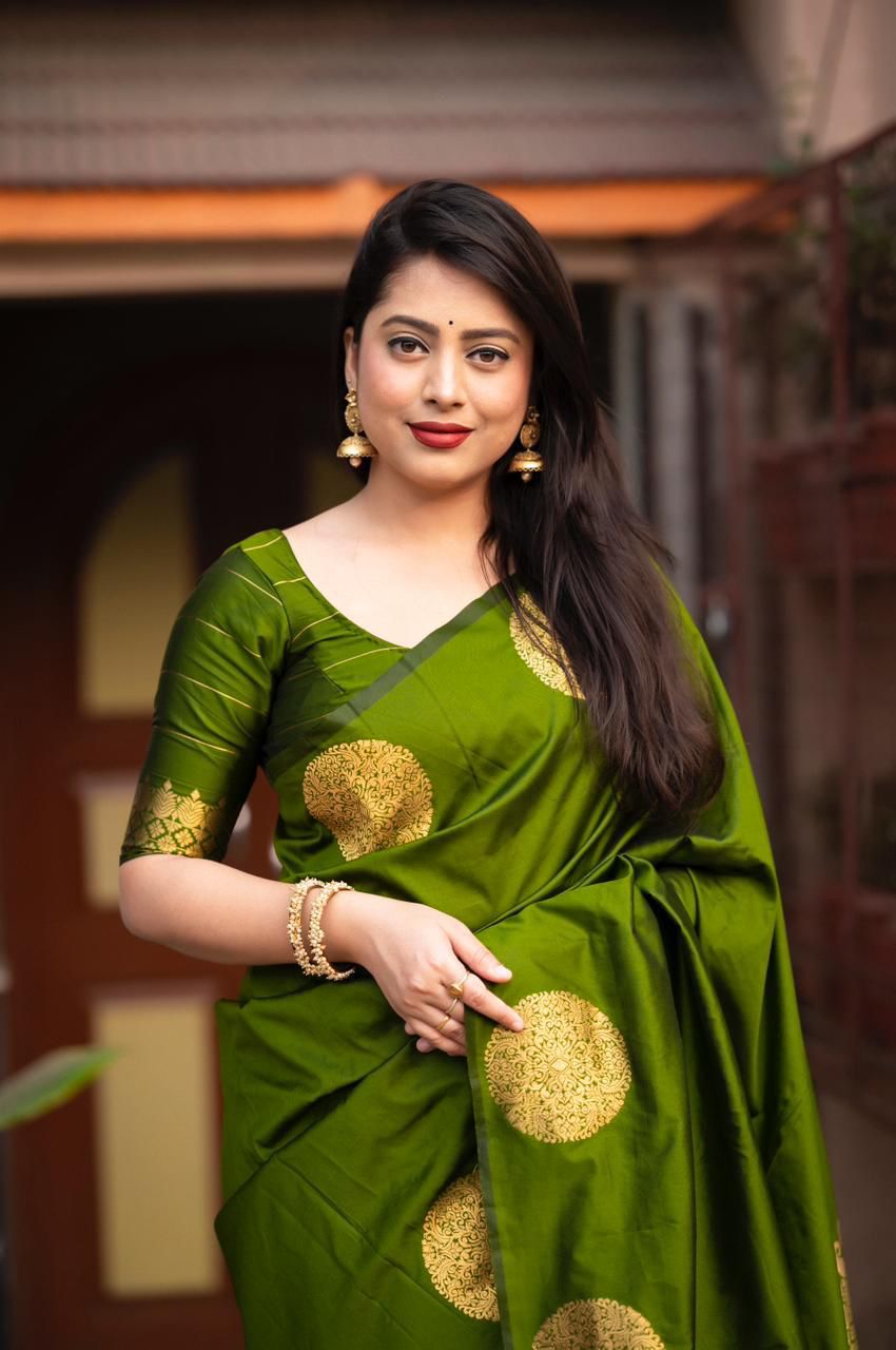 Demanding Green Soft Silk Saree With Moiety Blouse Piece