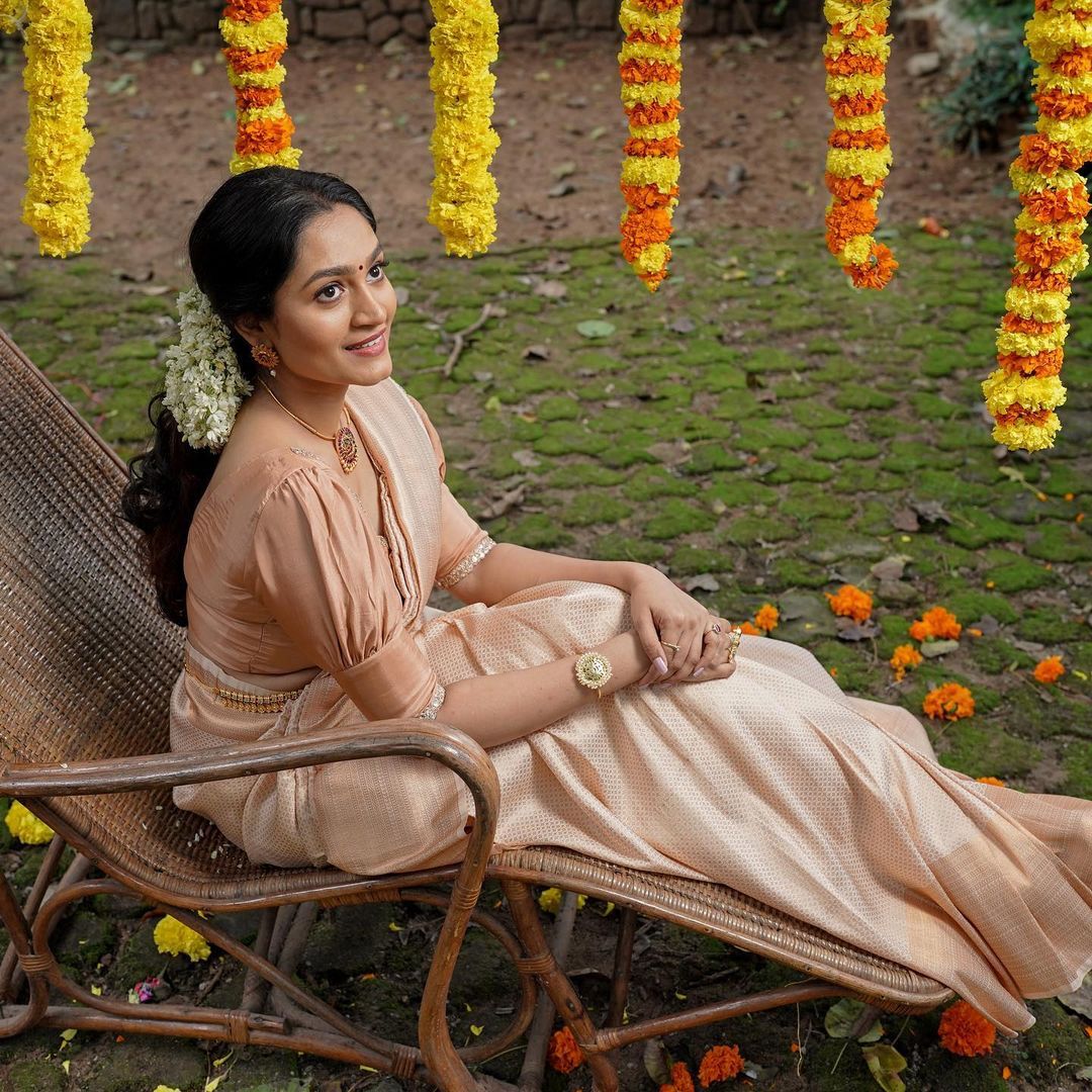 Incredible Cream Soft Silk Saree With Jazzy Blouse Piece