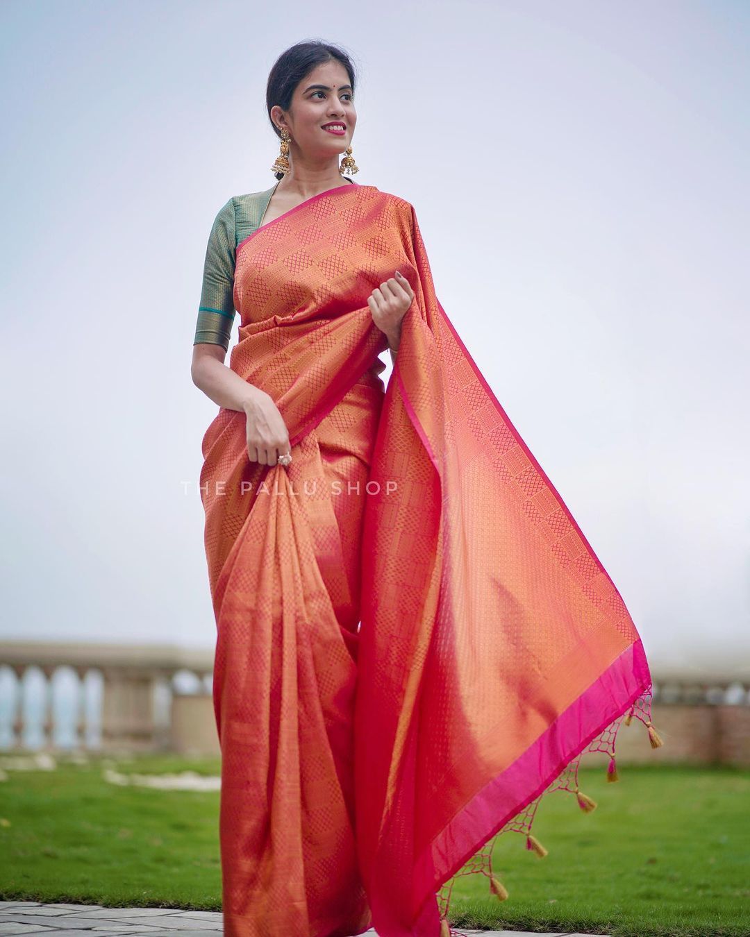 Divine Dark Pink Soft Silk Saree With Deserving Blouse Piece