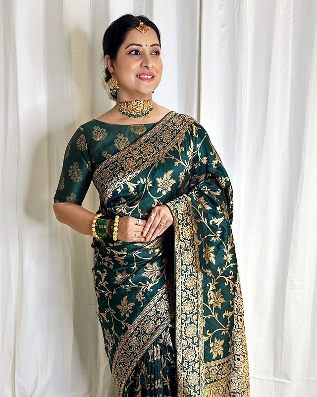 Majesty Dark Green Soft Banarasi Silk Saree With Blooming Blouse Piece