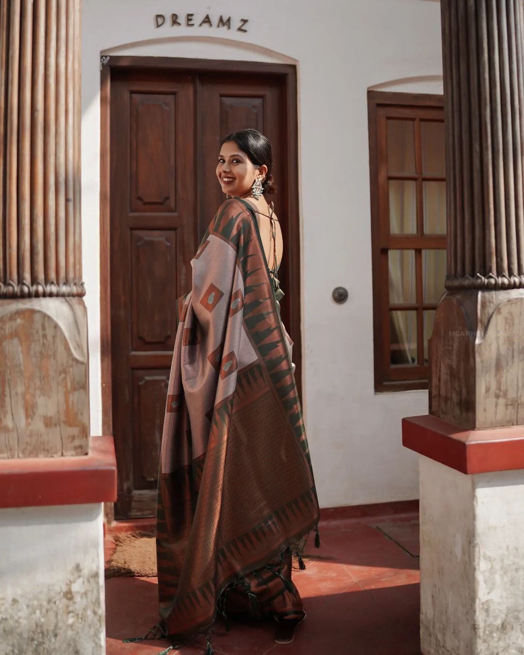 Sonorous Grey Soft Silk Saree With Rhapsodic Blouse Piece