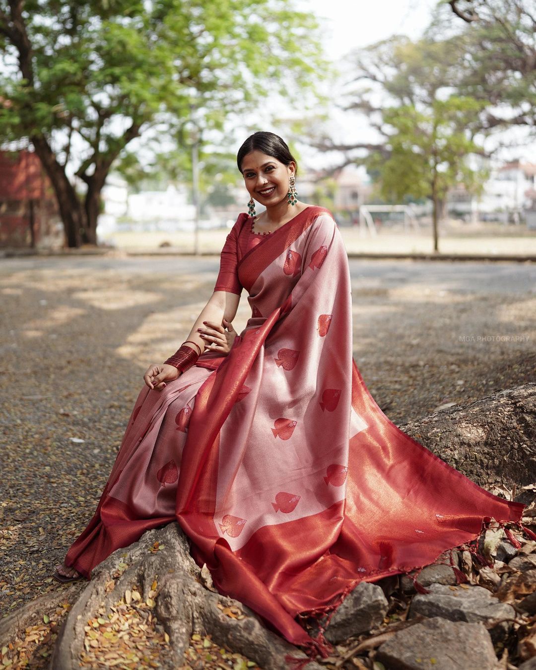 Enigmatic Pink Soft Silk Saree With Exceptional Blouse Piece