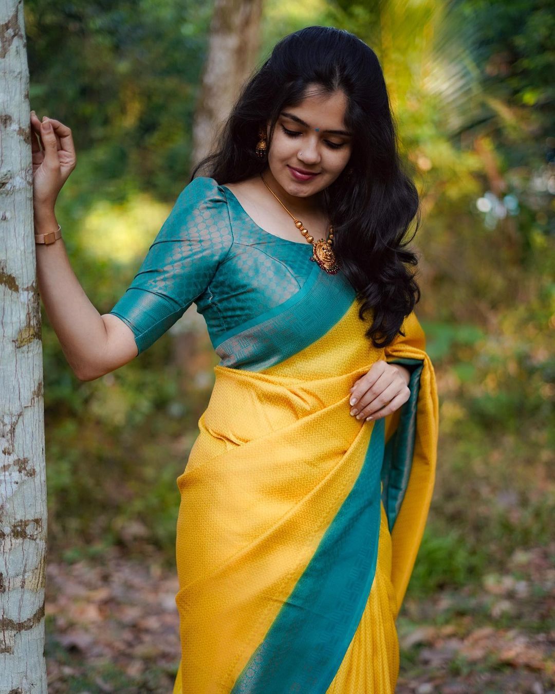 Fantabulous Yellow Soft Silk Saree With Blooming Blouse Piece