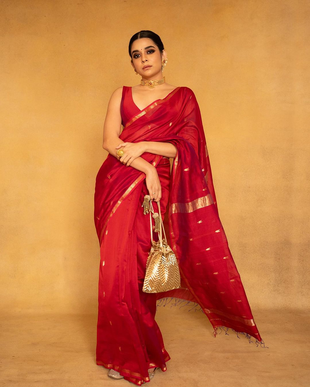 Angelic Red Cotton Silk Saree With Ravishing Blouse Piece