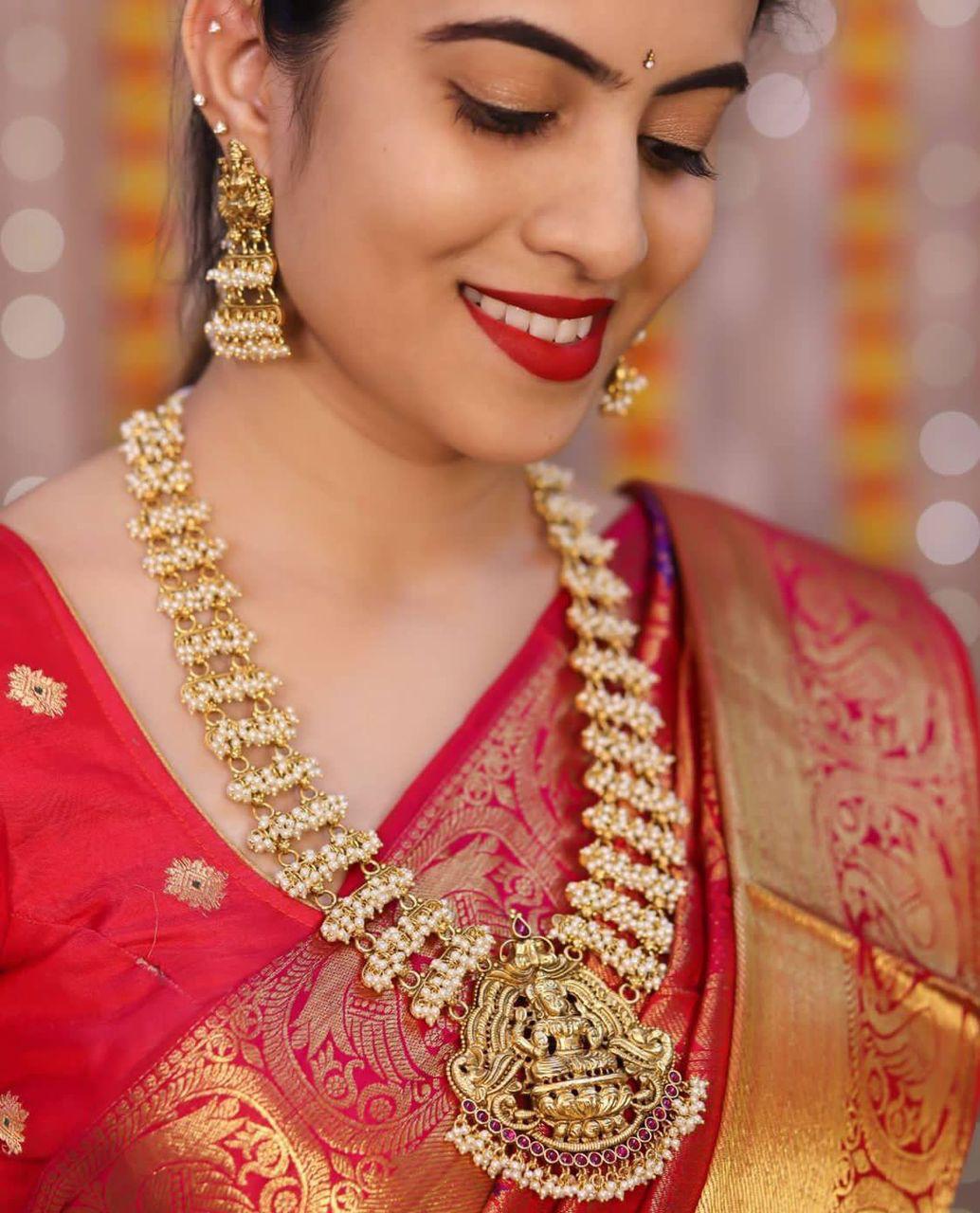 Adorable Red Soft Banarasi Silk Saree With Flamboyant Blouse Piece