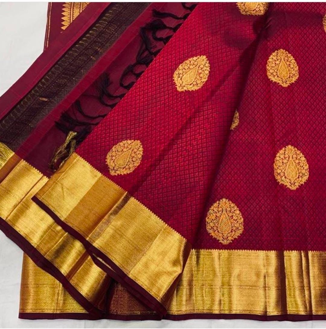 Engaging Maroon Soft Banarasi Silk Saree With Lassitude Blouse Piece