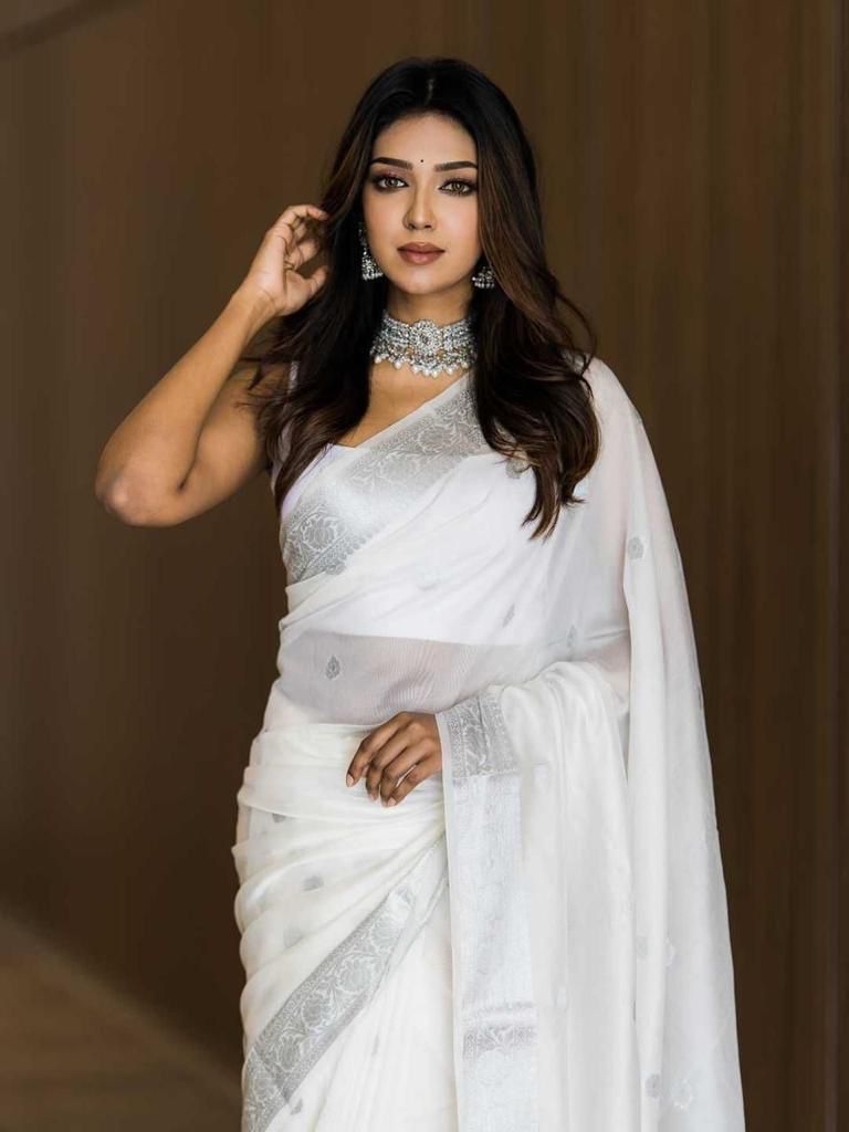 Transcendent White Soft Silk Saree With Mesmeric Blouse Piece