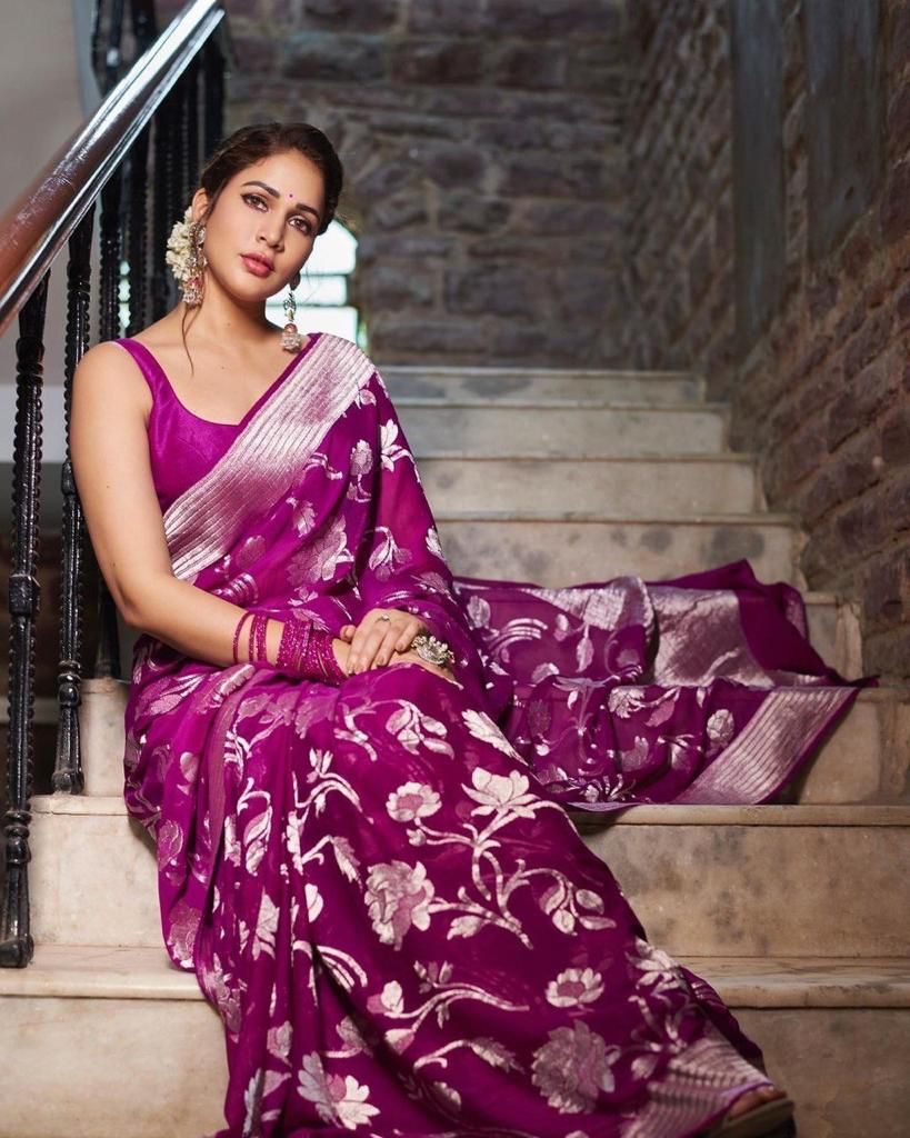 Gorgeous Purple Banarasi Silk Saree With Enthralling Blouse Piece