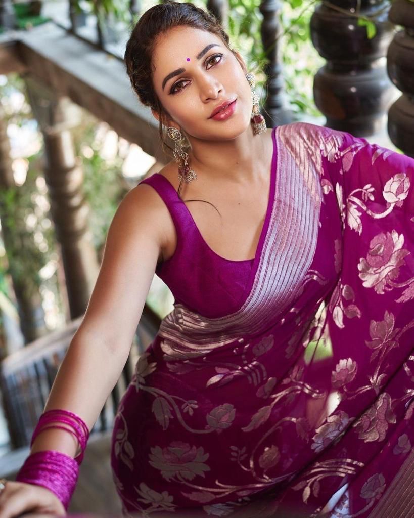 Gorgeous Purple Banarasi Silk Saree With Enthralling Blouse Piece