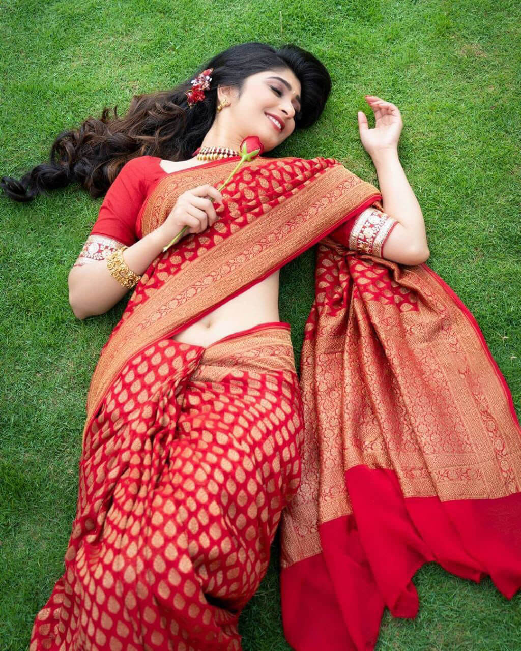 Dazzling Red Soft Silk Saree With Opulent Blouse Piece