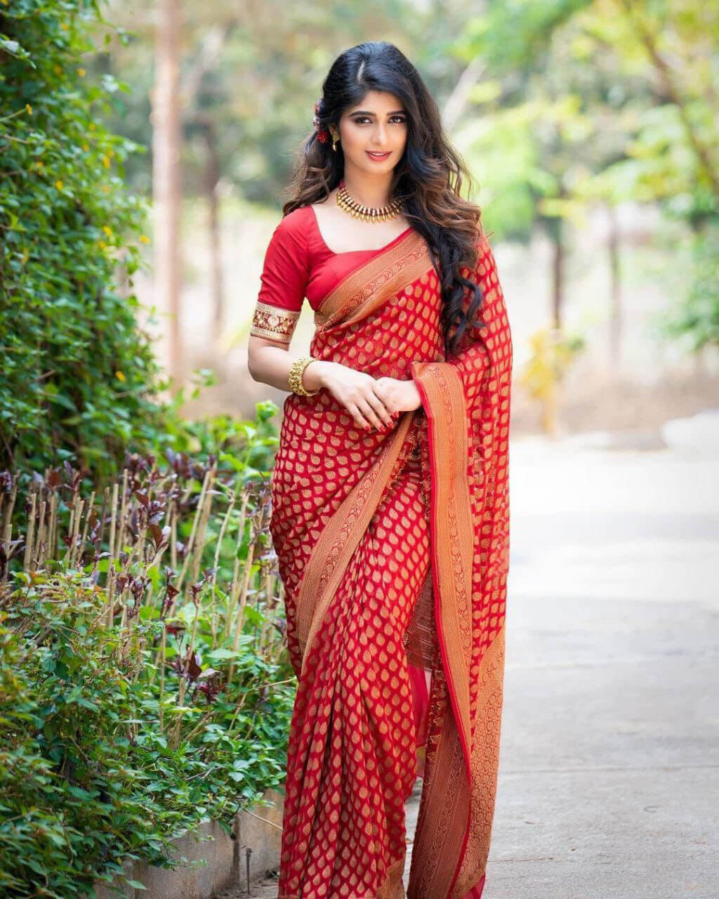 Dazzling Red Soft Silk Saree With Opulent Blouse Piece