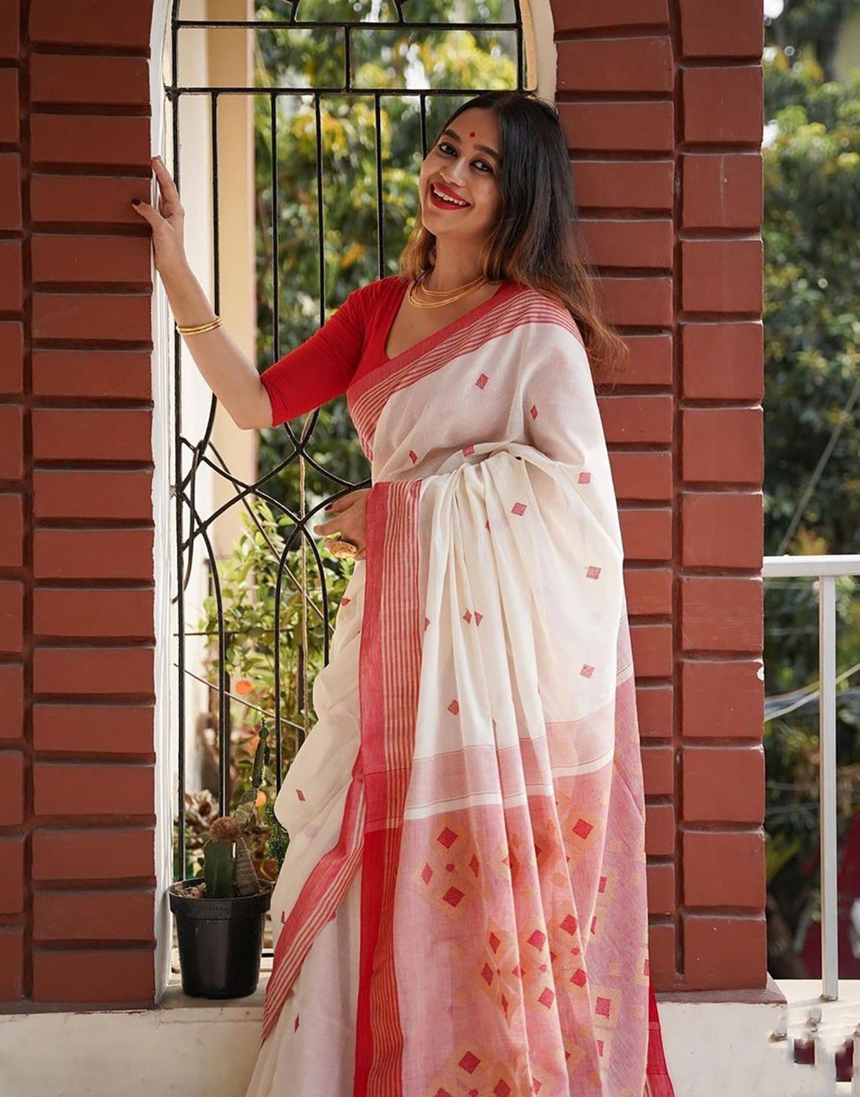 Alluring Off White Cotton Silk Saree With Unequalled Blouse Piece