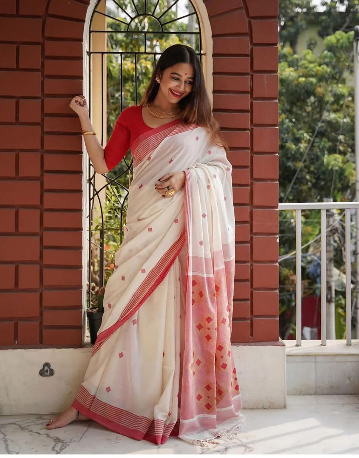 Alluring Off White Cotton Silk Saree With Unequalled Blouse Piece