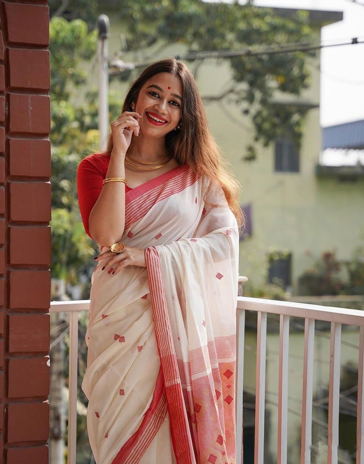 Alluring Off White Cotton Silk Saree With Unequalled Blouse Piece