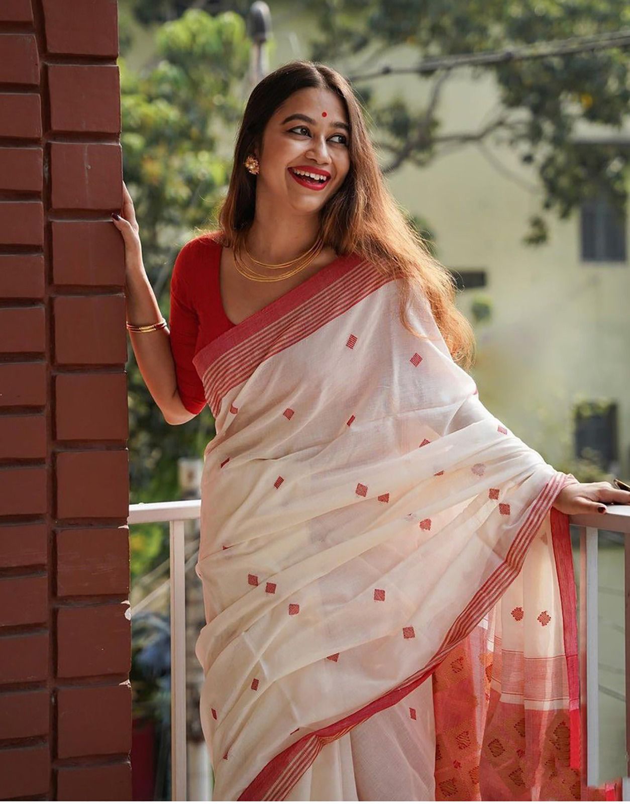 Alluring Off White Cotton Silk Saree With Unequalled Blouse Piece