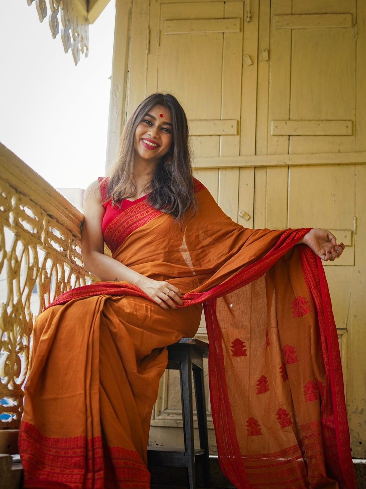 Stylish Yellow Cotton Silk Saree With Beleaguer Blouse Piece