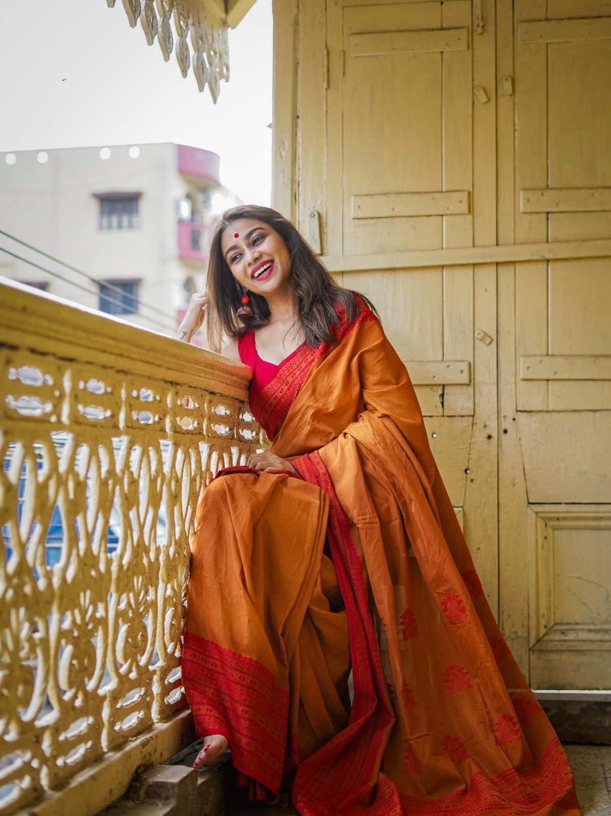 Stylish Yellow Cotton Silk Saree With Beleaguer Blouse Piece