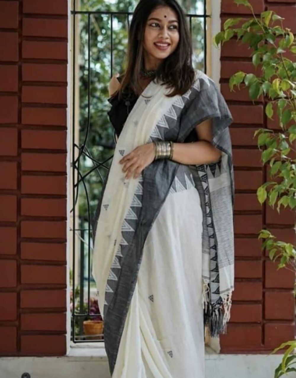 Tantalizing Off White Cotton Silk Saree With Ornate Blouse Piece