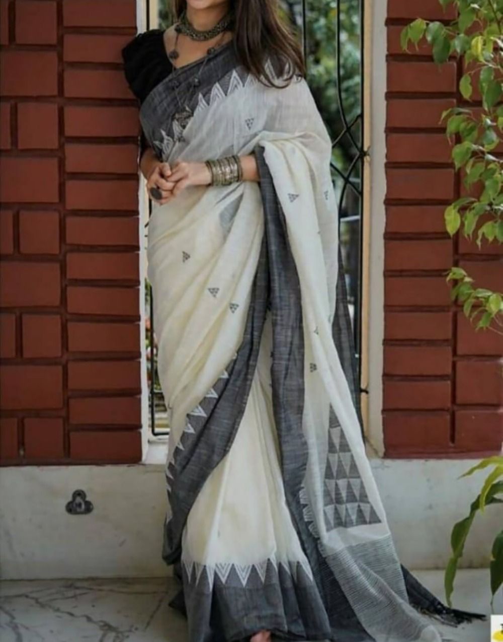 Tantalizing Off White Cotton Silk Saree With Ornate Blouse Piece