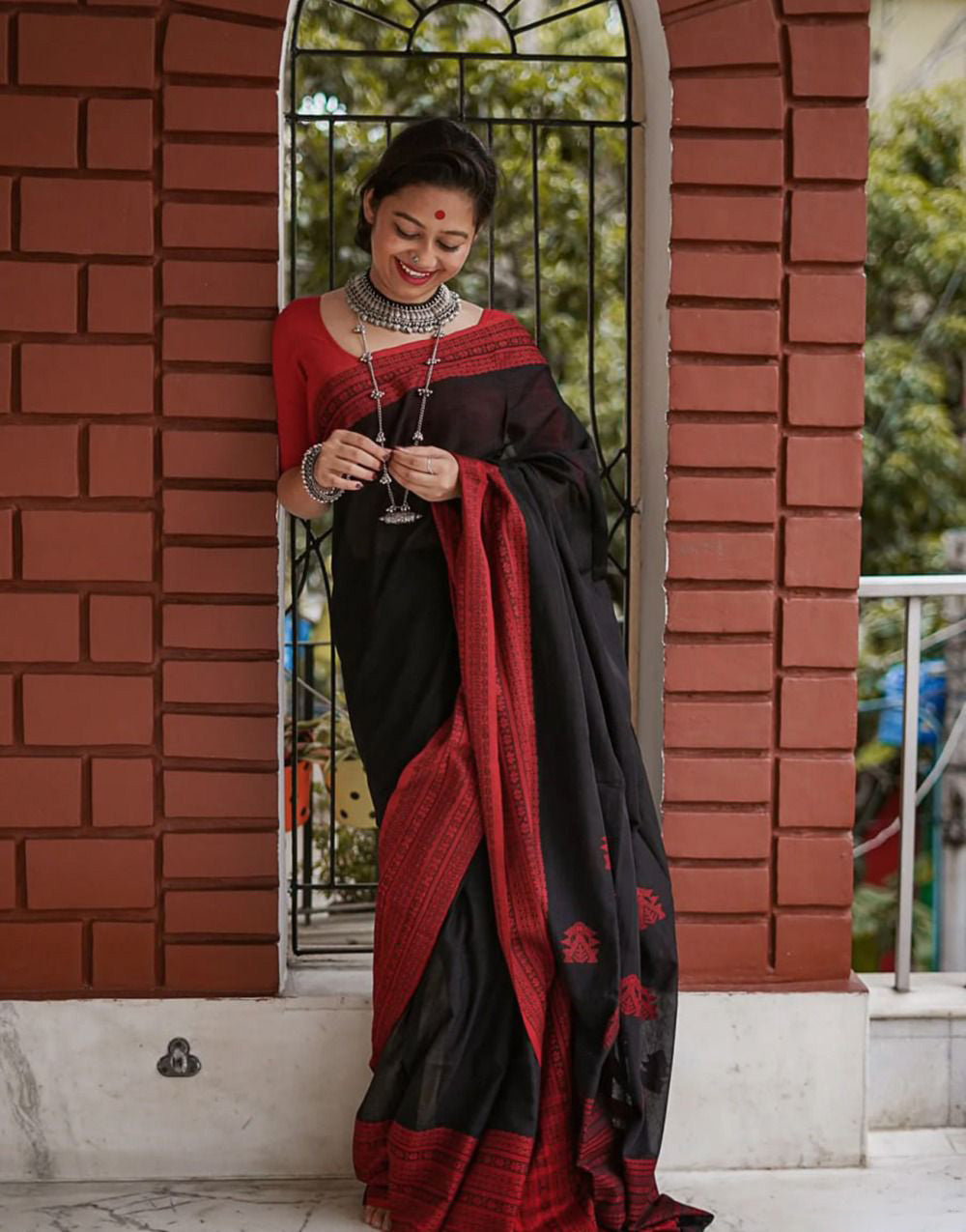 Aplomb Black Cotton Silk Saree With Seraglio Blouse Piece