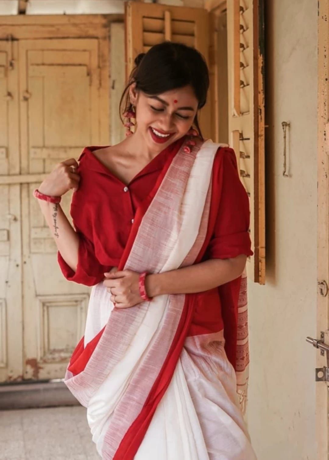 Tempting Off White Cotton Silk Saree With Enthralling Blouse Piece