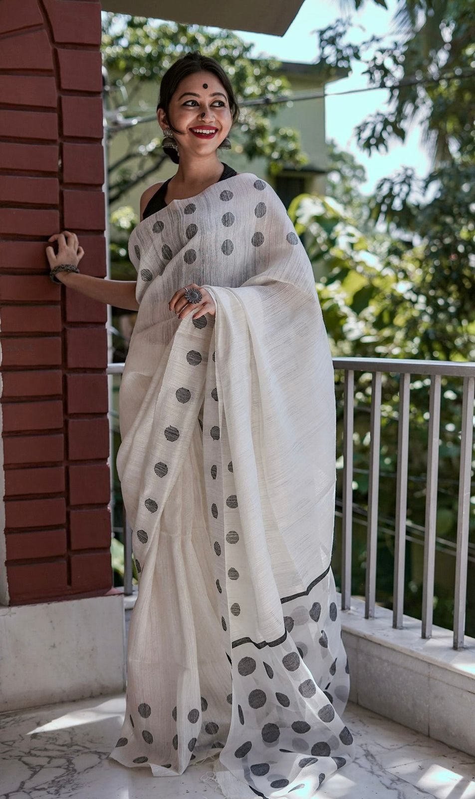 Quintessential Off White Cotton Silk Saree With Enchanting Blouse Piece