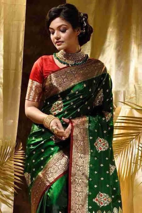 Amiable Dark Green Soft Silk Saree With Woebegone Blouse Piece