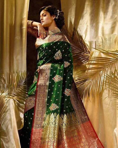 Amiable Dark Green Soft Silk Saree With Woebegone Blouse Piece