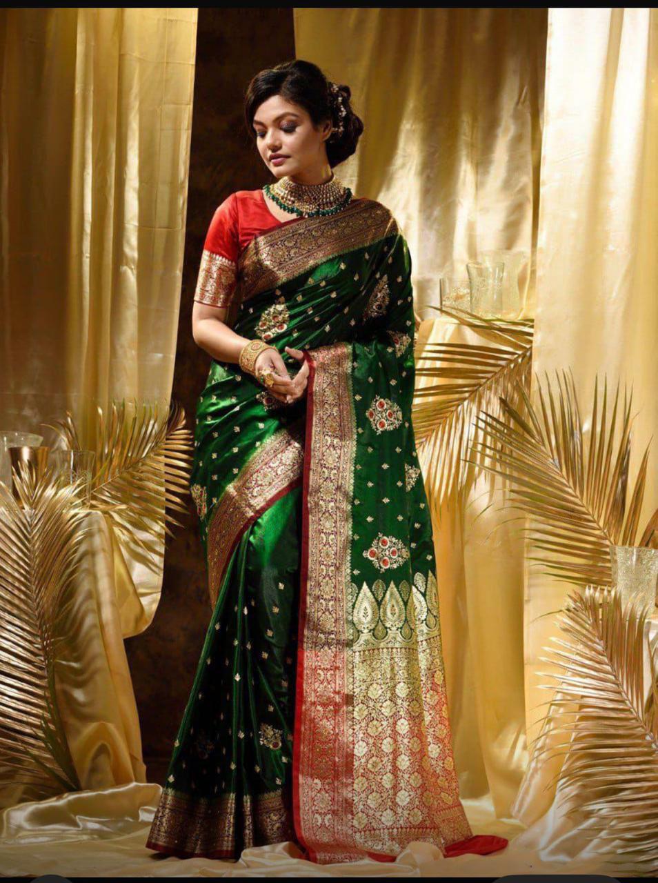 Amiable Dark Green Soft Silk Saree With Woebegone Blouse Piece